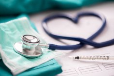 Stetoskop, Maske und Herz aus Kabel