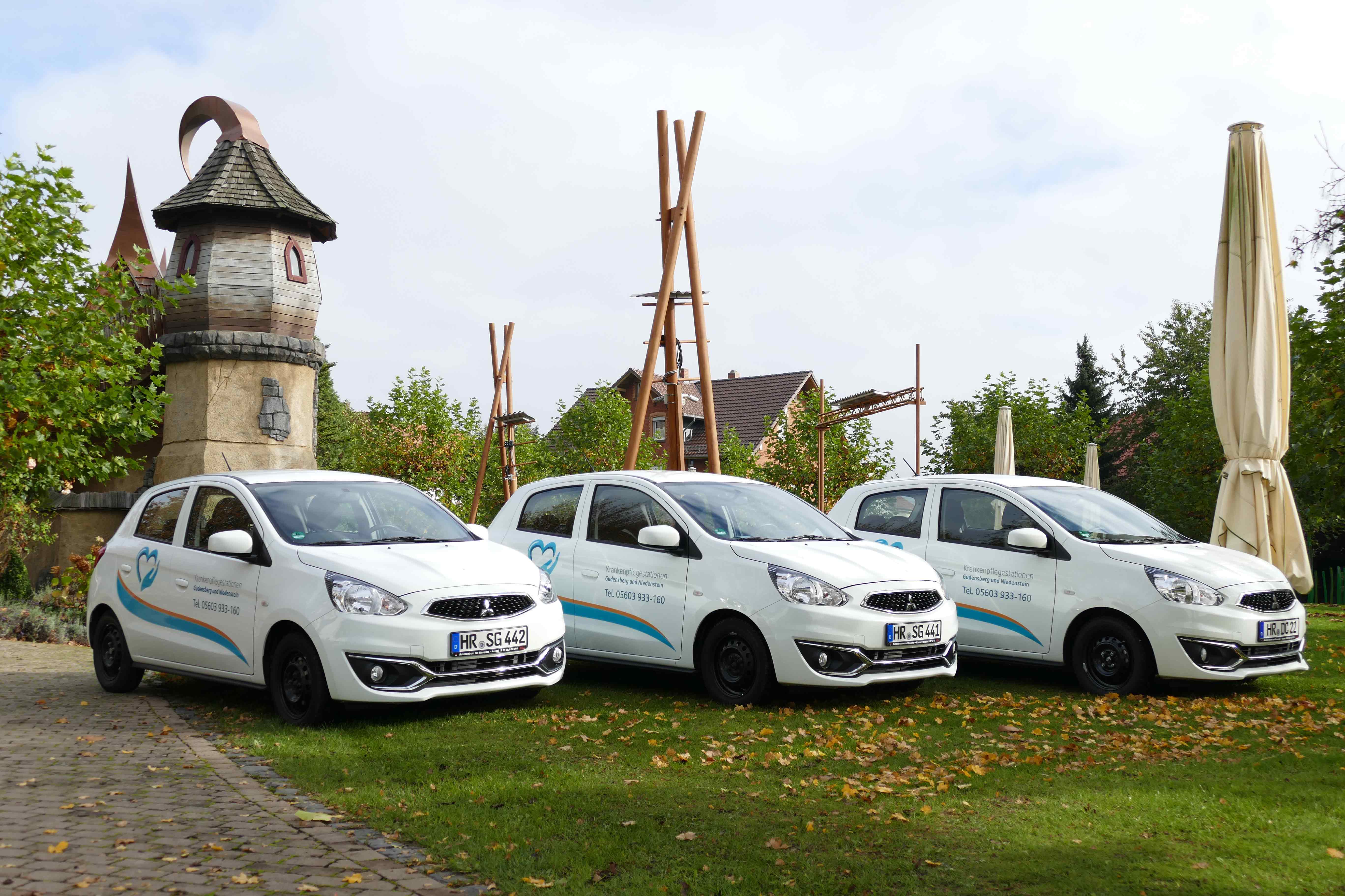 Drei Autos vor Märchenbühne