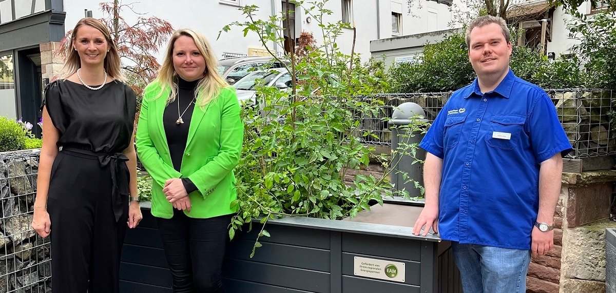 Bürgermeisterin Sina Best, Maria Prudlack und Andreas Hesse vor einem Hochbeet