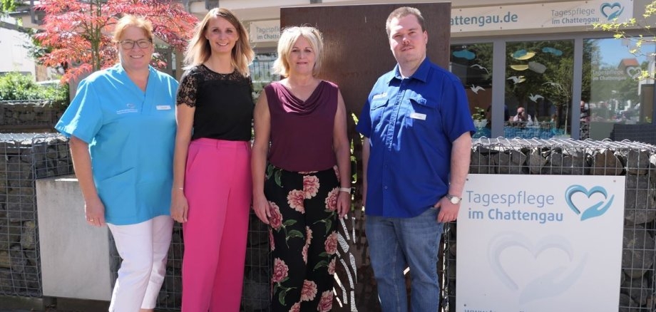 Cornelia Nelke vom Personalrat (l.), Bürgermeisterin Sina Best (2.v.l.), Pflegedienstleiter Andreas Hesse (r.) gratulierten Stefanie Heide- loff, die ihr 25-jähriges Dienstjubiläum begeht