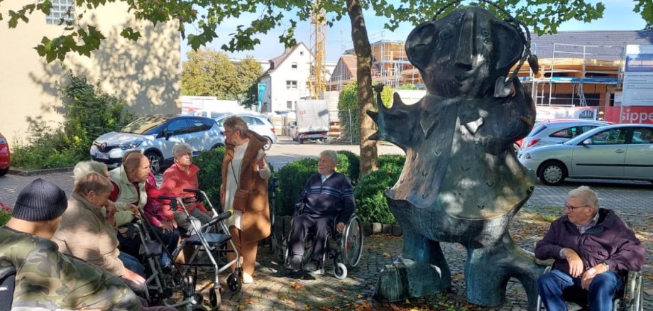 Die Besucher der Tagespflege an der großen Frau