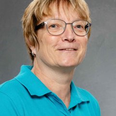 Porträtaufnahme der Mitarbeiterin der Krankenpflegestation Carola Bauer. Carola Bauer.