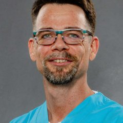 Porträtaufnahme des Mitarbeiters der Krankenpflege Karsten Hauck. Karsten Hauck.