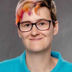 Porträtaufnahme der Mitarbeiterin der Krankenpflegestation Lena Hohbein. Lena Hohbein.