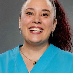 Porträtaufnahme der Mitarbeiterin der Krankenpflegestation Leticia Reyes-Barral. Leticia Reyes-Barral.