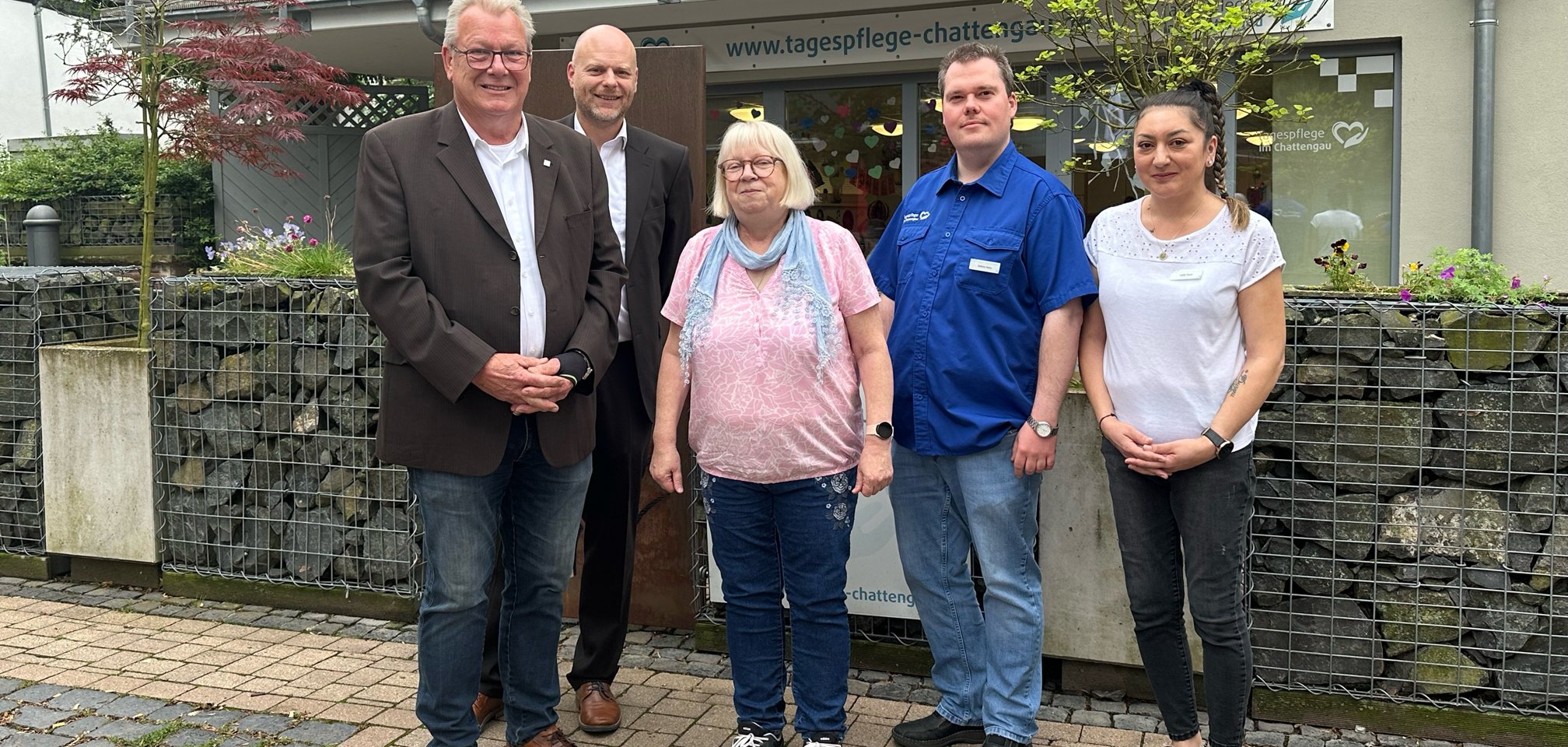 Menschen vor der Tagespflege